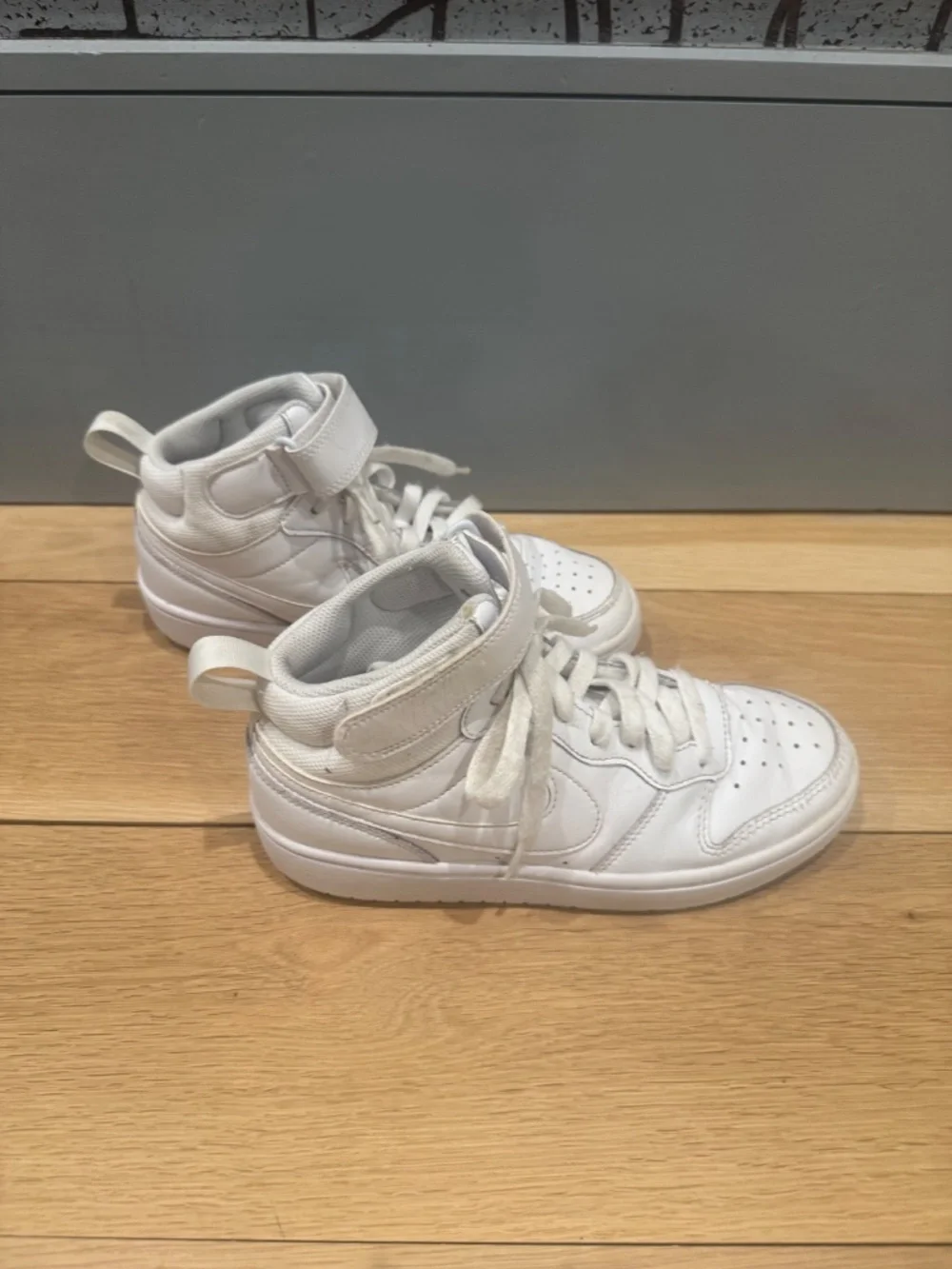 Nike Kids Court Borough Mid 2 white-Sz 4.5 Youth